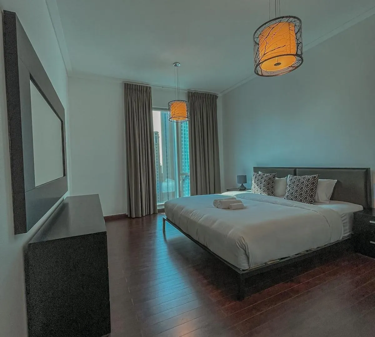 Stunning 2 Bedroom Marina Canal View Apartment Dubai