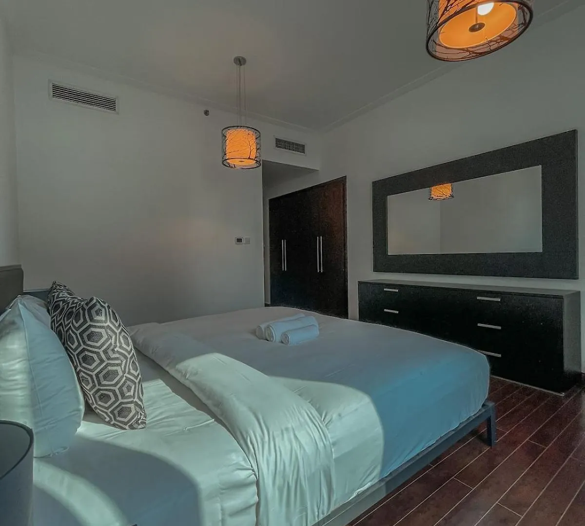 Stunning 2 Bedroom Marina Canal View Apartment Dubai