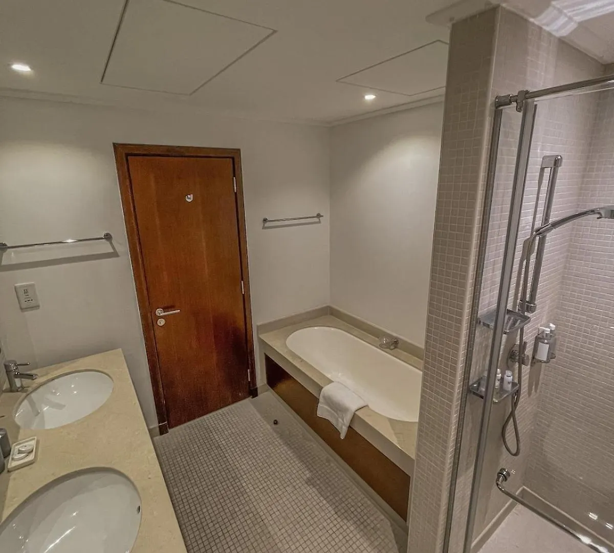 Stunning 2 Bedroom Marina Canal View Apartment Dubai