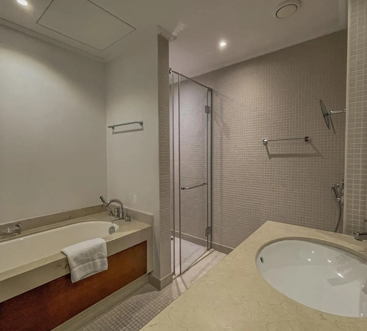 Stunning 2 Bedroom Marina Canal View Apartment Dubai